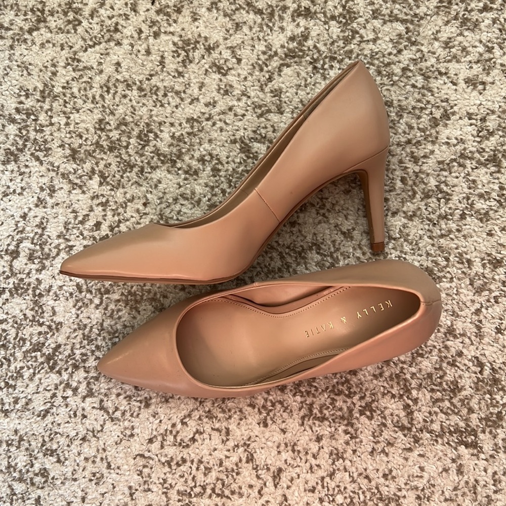 Kelly & Katie nude pump